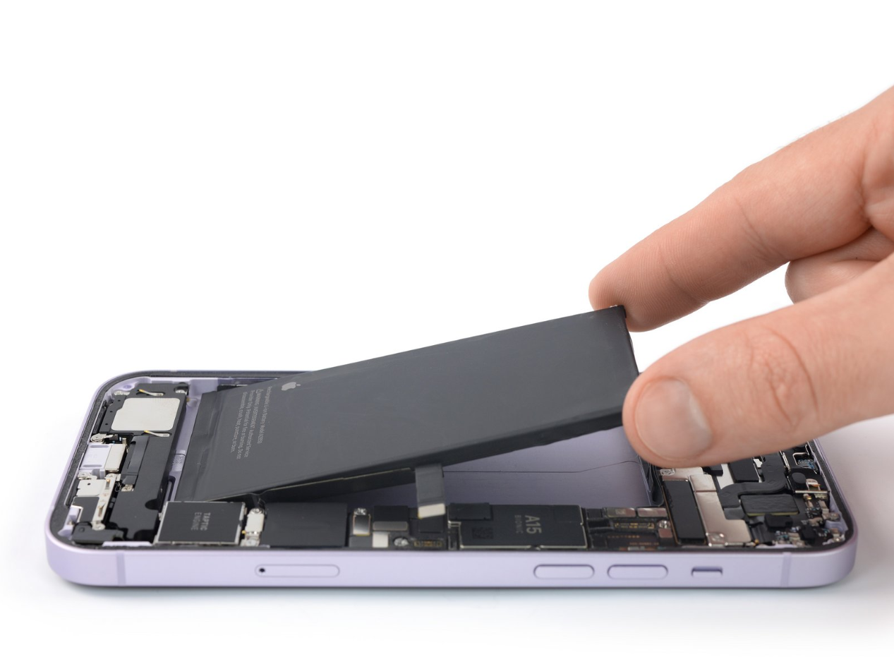 Замена аккумулятора iPhone 14
