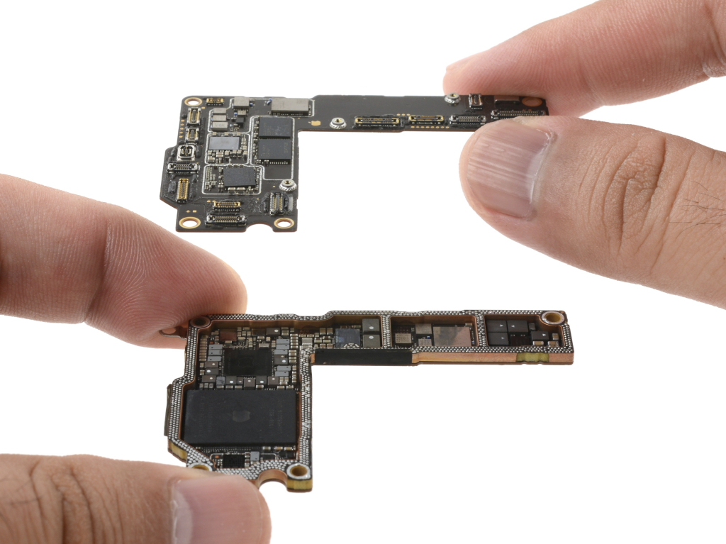 двуслойная плата iPhone 16.png