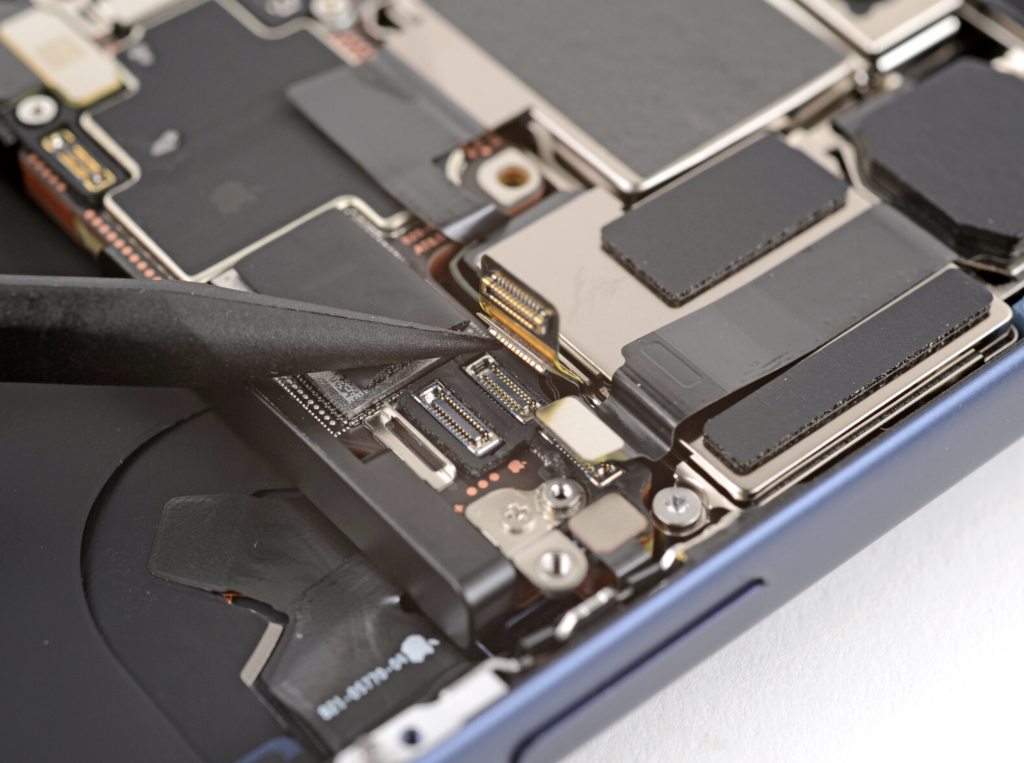 Так выглядит отключившийся коннектор камеры iPhone 17 Pro Max.png